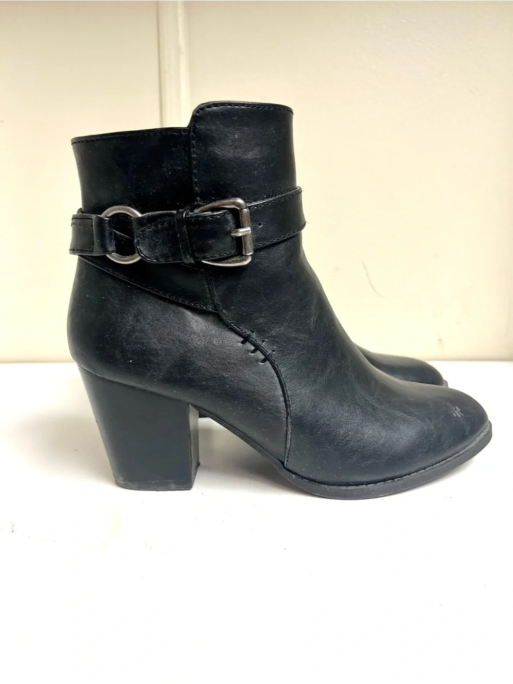 Bass 7.5M Felicia women's black leather ankle boots round toes minimalist biker
